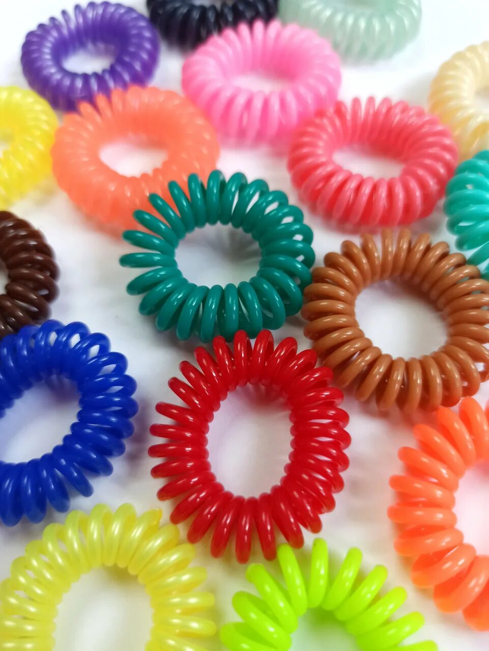 Резинки пружинки мороженое. Пластмассовая резинка для волос. Пружинки для волос. Резинка invisibobble the traceless 3 шт. Резинки для волос азоза.