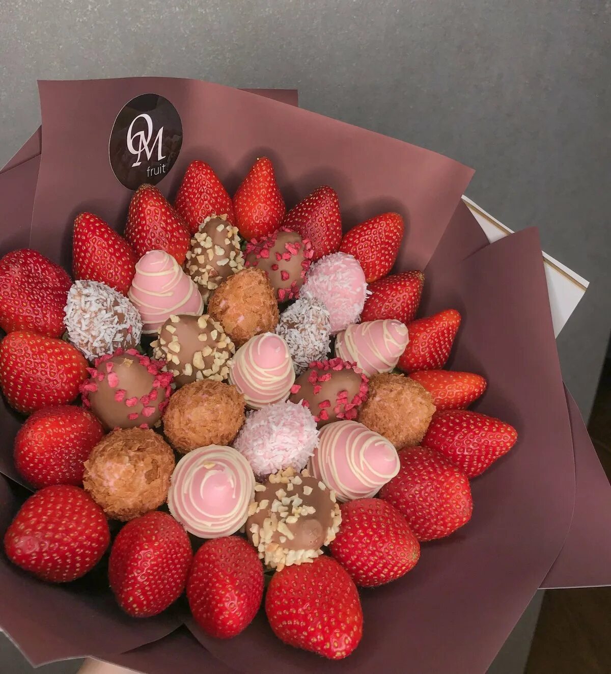 букет "клубника в шоколаде" размер s. красивый букет из клубники в шоколаде. недорогие букеты из клубники в шоколаде. сладкий букет из клубники. шоколадные композиции.