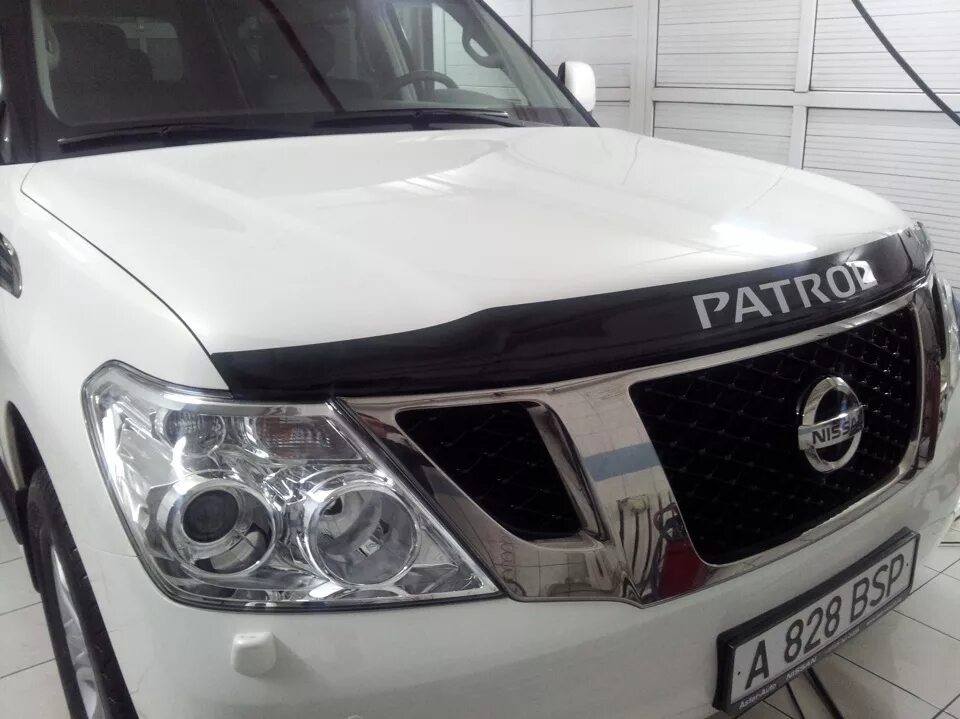 Как установить дефлектор капота. Дефлектор капота nissan patrol y62 2010-2025 г. дефлектор капота ниссан патрол 2025. выпуклый дефлектор капота ниссан патрол 61 кузов. ниссан патрол y62 ветровики на двери.