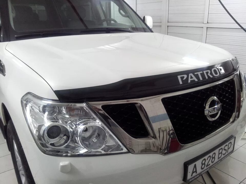 Капот патрол. Дефлектор капота Nissan Patrol y62 2010-2022 г. Дефлектор капота Patrol y62. Дефлектор капота Ниссан Патрол 2022. Выпуклый дефлектор капота Ниссан Патрол 61 кузов.