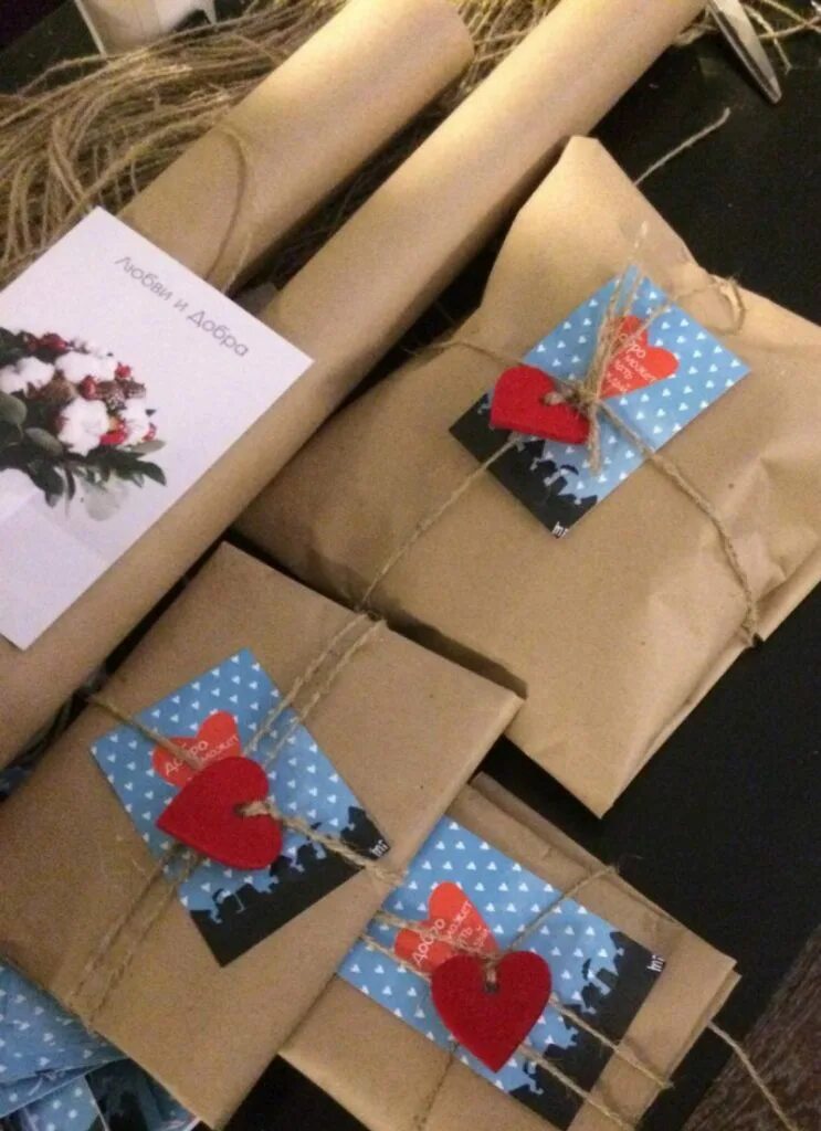 Дарю сердце. Сердце в ладошках поделка. Награда за доброту. Подарок сердце в руках. Девушка с сердцем в руках.