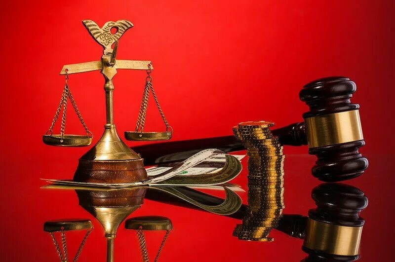судейский молоточек. судейский молоток и весы. весы и молоток судьи. юридические атрибуты. судейские весы.