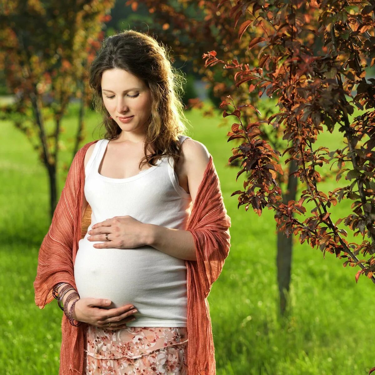 Woman is pregnant. Картинки с беременными женщинами.