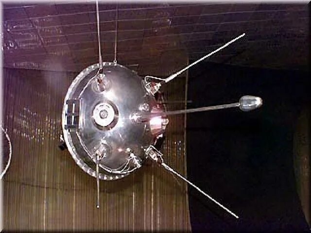 Космический аппарат ставший первым искусственным спутником солнца. Луна-2 автоматическая межпланетная станция. Луна-1 автоматическая межпланетная станция. Первый искусственный Спутник солнца Луна-1. Луна-29 автоматическая межпланетная станция.