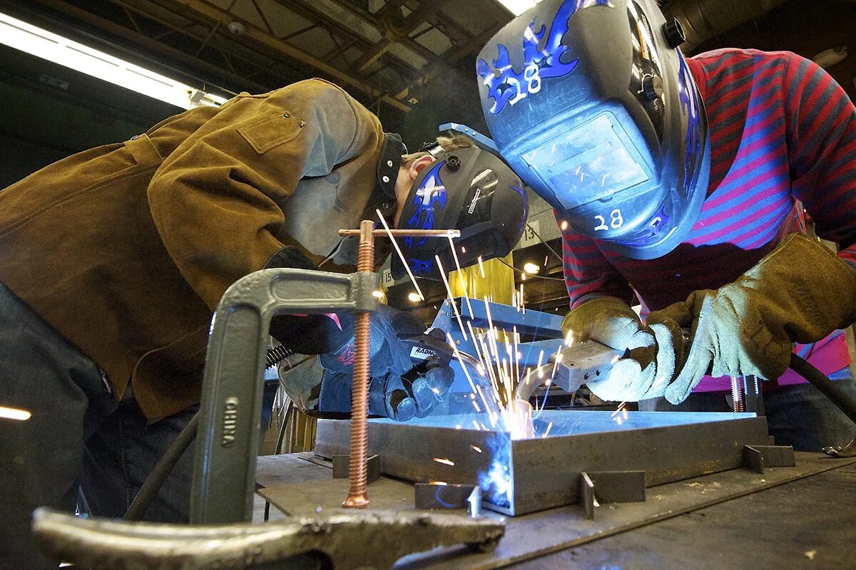 Сварщик заочно. Каска сварщика. Сварка алюминия полуавтоматом в среде аргона. Электросварщик ручной дуговой сварки. Сварка металла.