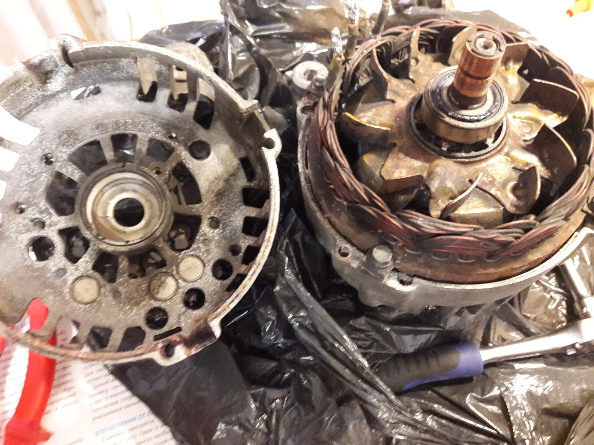 Сломанный генератор. Генератор опель омега б 2. Механические неисправности генератора автомобиля. Поломки генератора. Лопнул на генераторе.