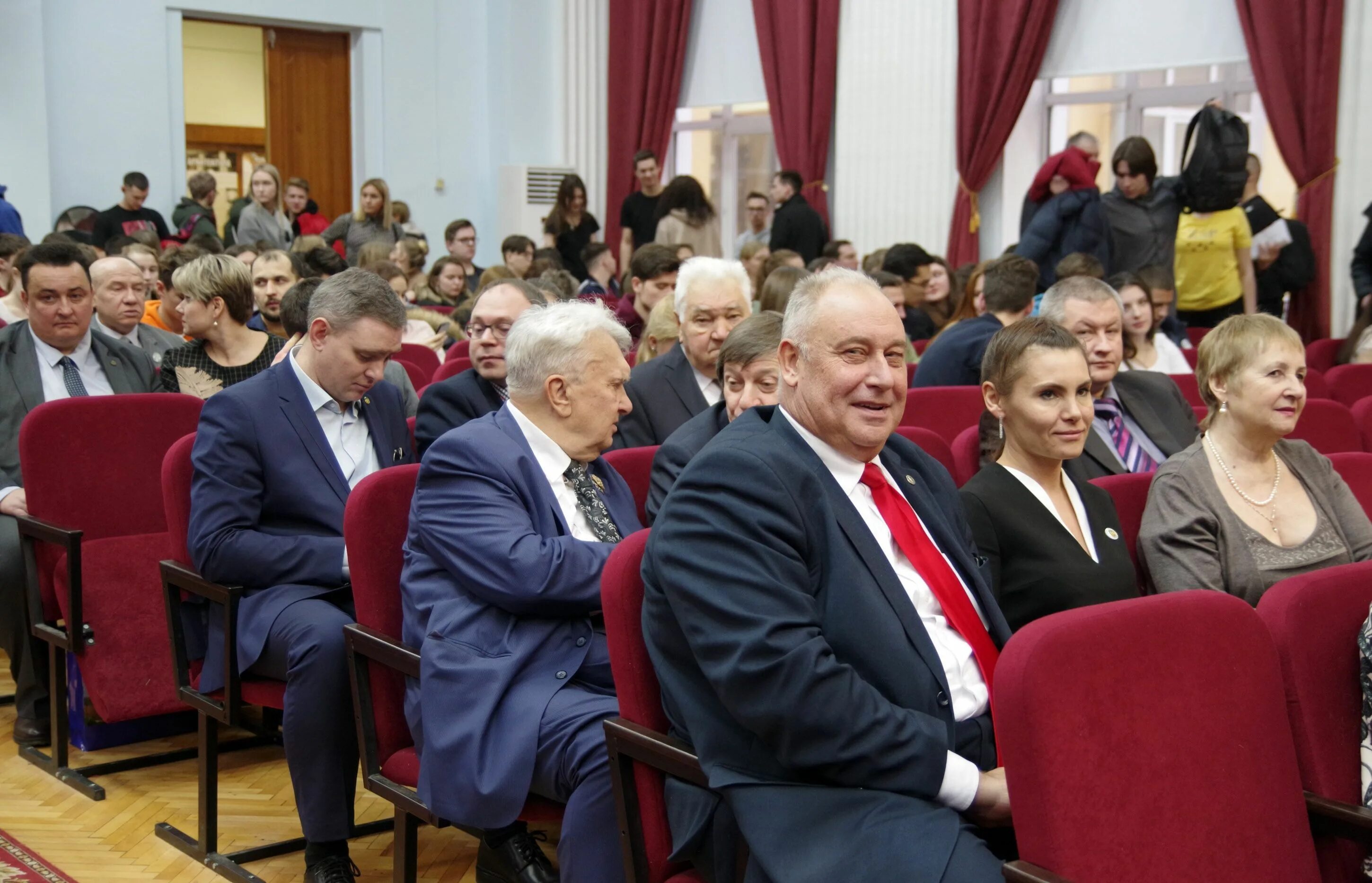 Собрание в актовом зале. ГУЗ актовый зал. Актовый зал ГУУ. Собрание учителей в актовом зале. Перед праздником в актовом зале