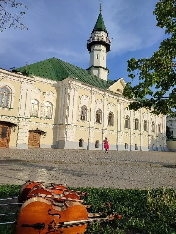 Сквер зайни султана. Сквер зайни султана. Новогодняя елка на улице. Набережная озера кабан казань. Сквер зайни султана казань.