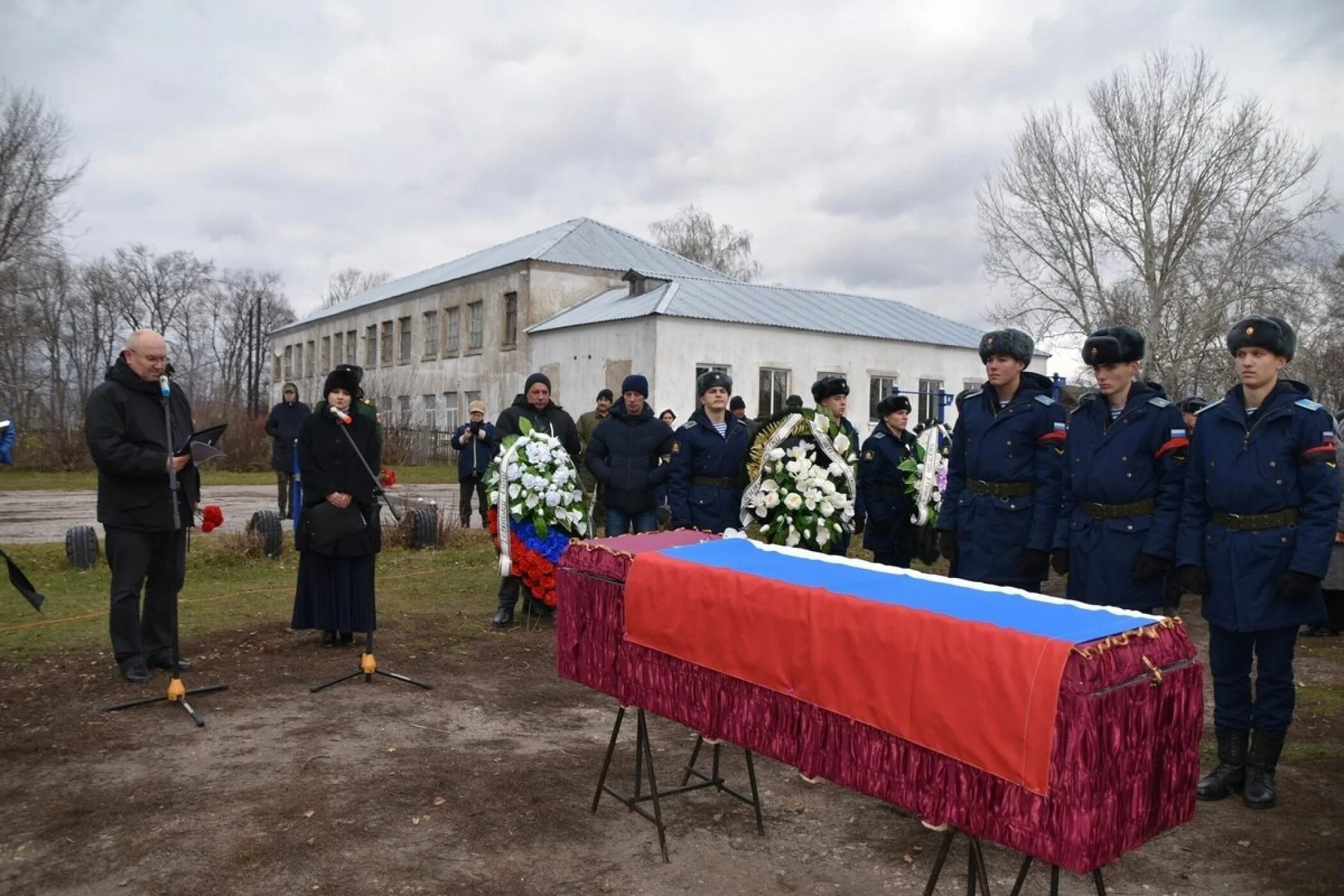 Погребение участника сво. Похороны военнослужащего. Простились с погибшим на Украине. Похороны в Спасском районе.