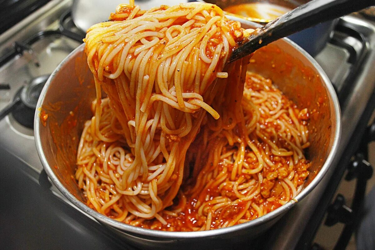 Как варить длинные макароны. Спагетти. Паста спагетти. Макароны с томатной пастой. Спагетти в томатном соусе.