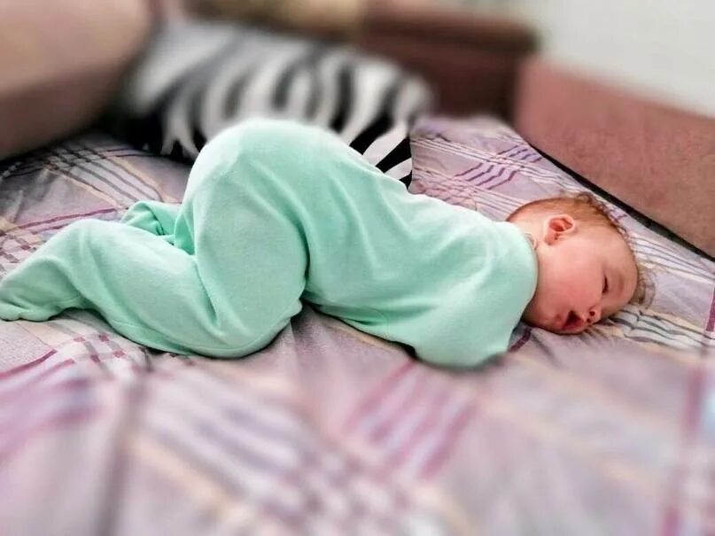 Спящий ребенок. Подушка для живота малышу. Как научить ребенка спать на животе. Грудничок на боку. Подушка позиционер для сна supreme sleep.