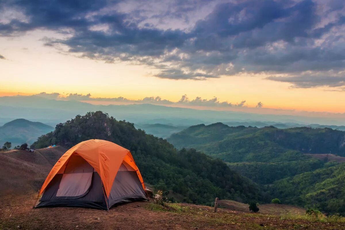 Travel camping. Палатка Camping Tent. Кемпинг West Camp. Палатка в горах. Красивый вид из палатки.