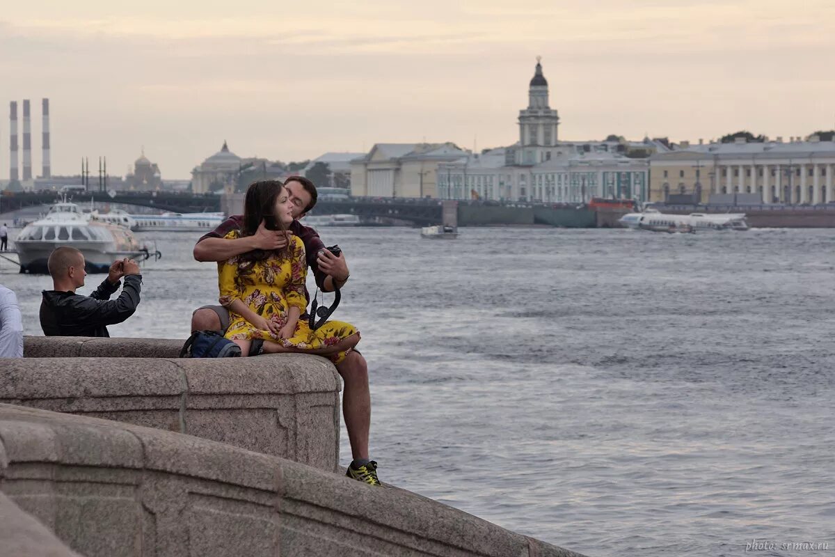 В санкт петербурге девушка показала. Люди на набережной петербурга. девушка на фоне санкт-петербурга. девушка на набережной петербурга. фотосессия на набережной.