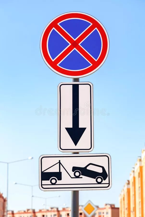 Запрещающие знаки со стрелками. Парковка запрещена дорожный знак. Дорожный знак остановка запрещена с эвакуатором. Дорожные знаки стоянка запрещена с табличками. Знак парковка запрещена со стрелкой.