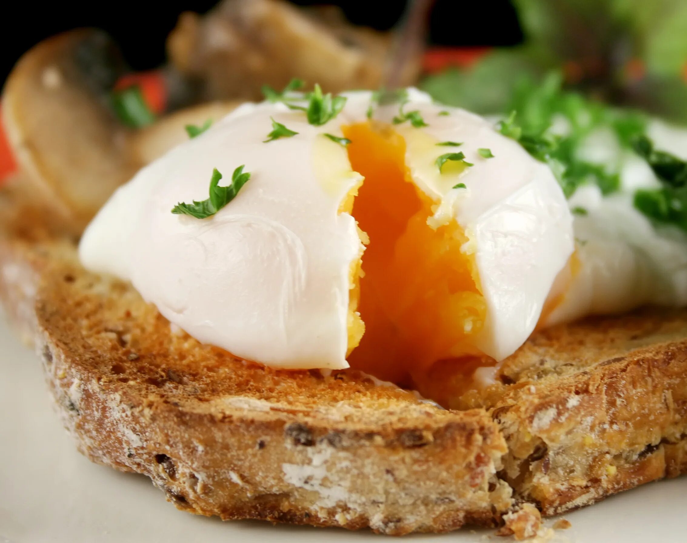 Вкус яиц во рту. Яйцо пашот. Poached Egg яйцо пашот. Яйцо пашот во Франции. Яйцо пашот по флорентийски.