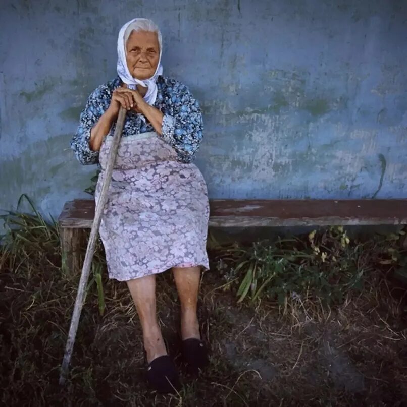 Показывает ему свою старую