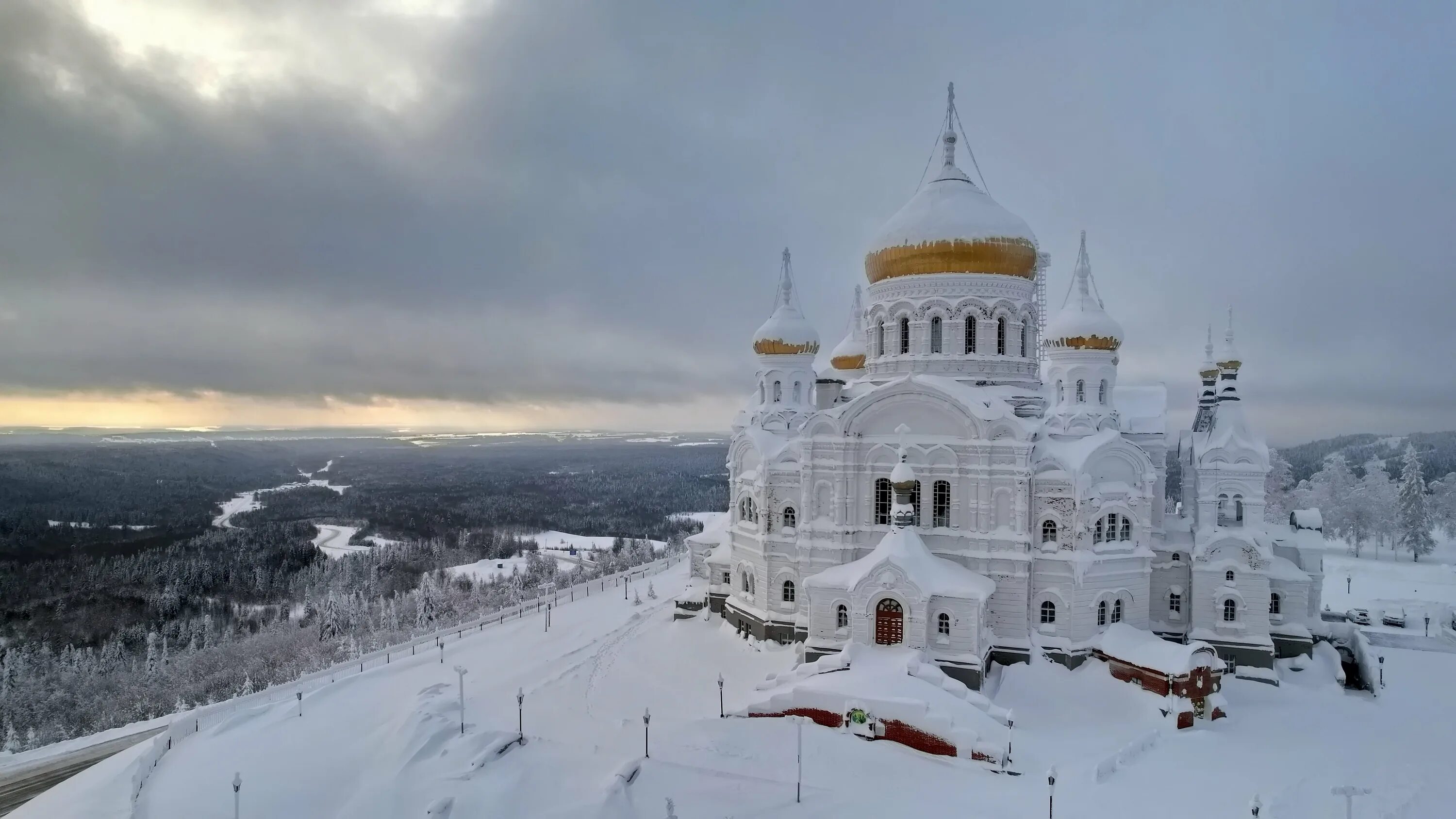 Уральский Афон Белогорский монастырь. Белогорский Свято-Николаевский миссионерский мужской монастырь. Белогорский монастырь Кунгур. Белогорский Николаевский монастырь Пермский край.