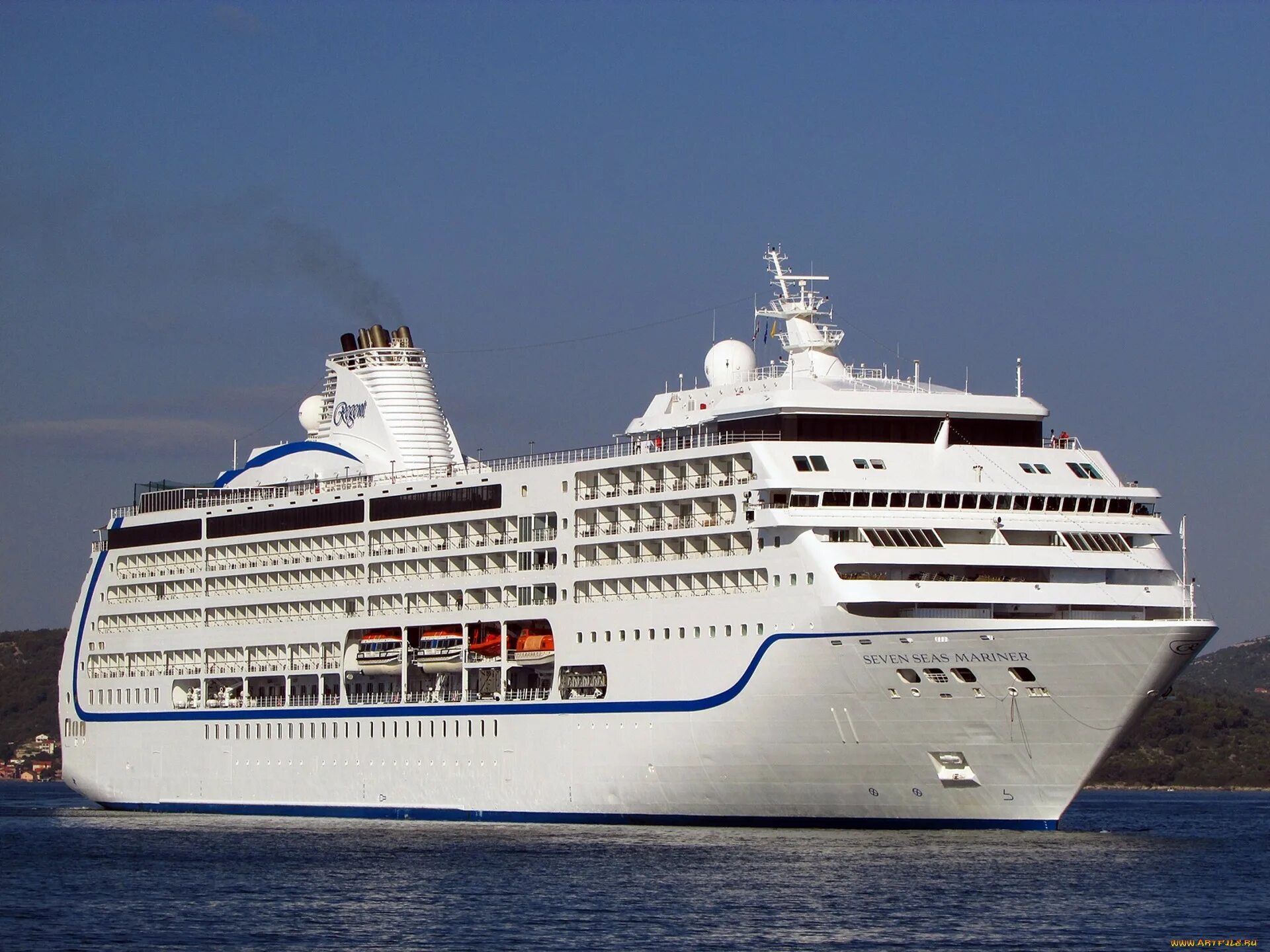 Судно seven seas explorer. Корабль семь морей. Круизный лайнер шота руставели. Seven seas mariner фото. Корабль семь морей.