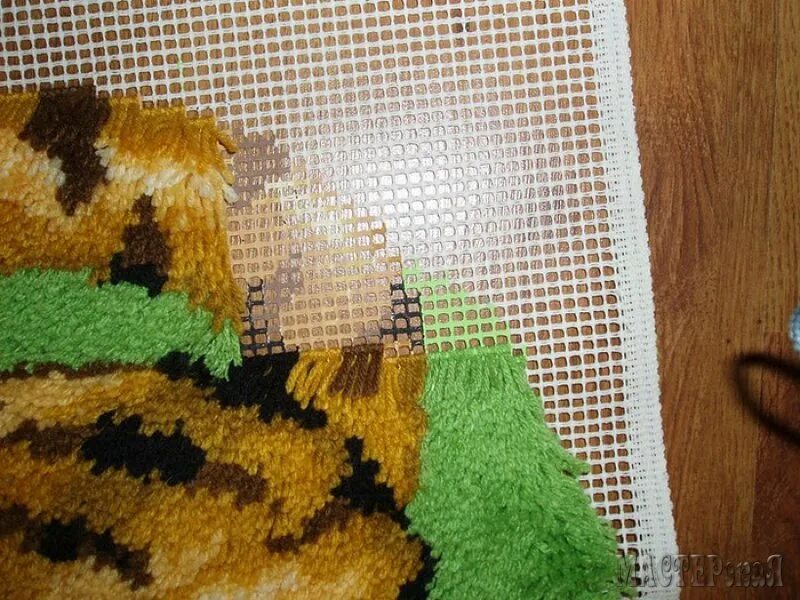 Коврик на сетке из пряжи. Ковер из пряжи. Коврик на сетке. Коврик из канвы и пряжи. Ковер своими руками из пряжи на сетке.