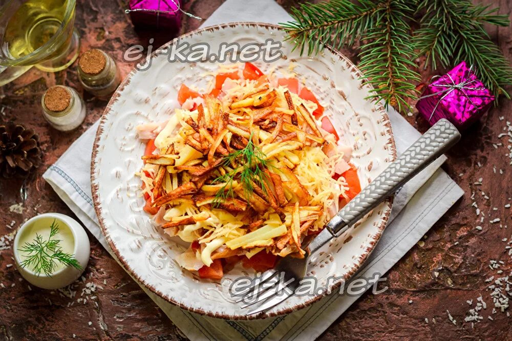 Салат с жареным картофелем. Салат копченая курица и жареная картошка. Блондинка салат с курицей и жареной картошкой. Блондинка салат с курицей и жареной картошкой. Салат с жареным картофелем.