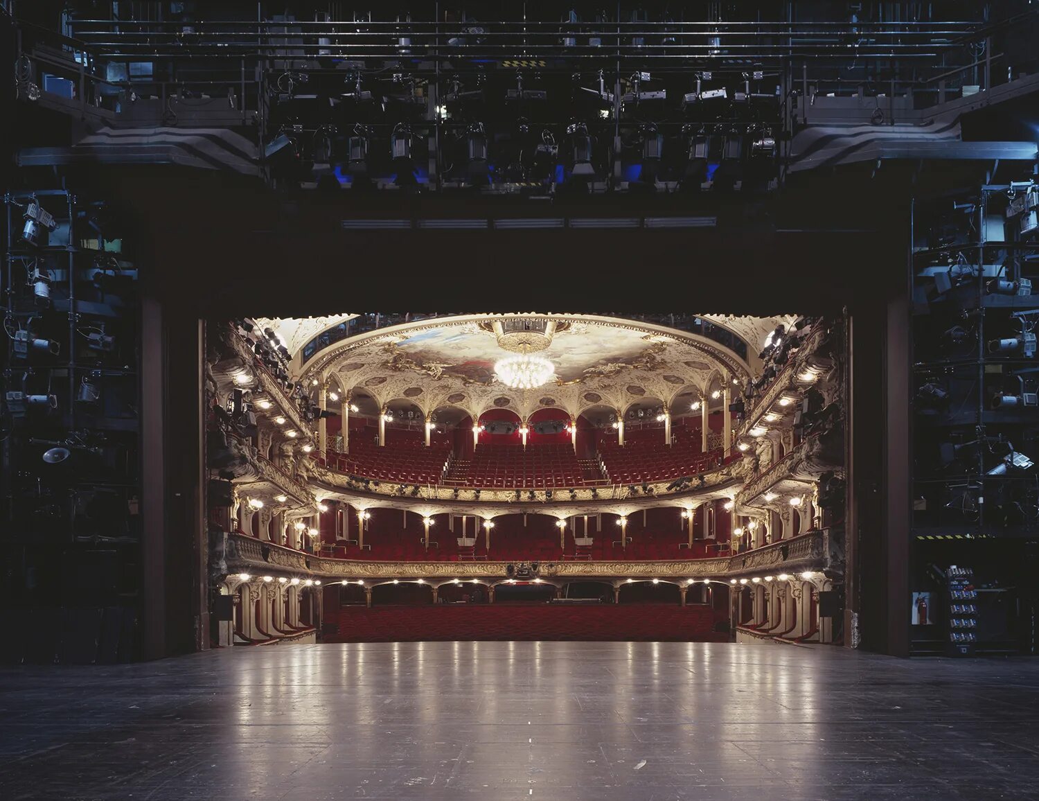 Theater pet. Сцена театра. Театральная сцена. Зал со сценой. Вид со сцены театра.