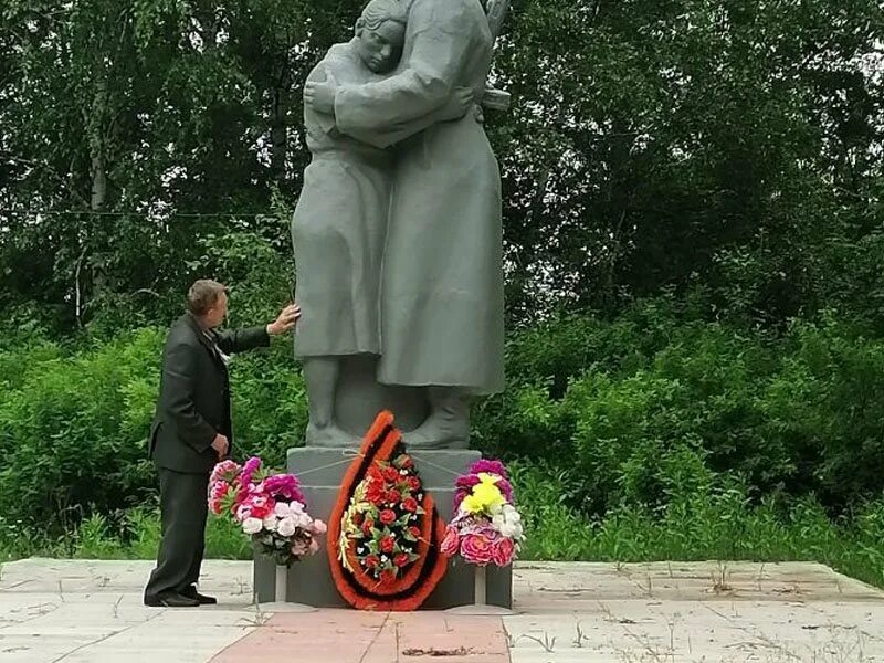 Межово саянский район красноярский край. Саянский район село Межово. Памятники Саянского района. Герб Межово Саянского района Красноярского края. Сквер в селе Агинское Саянский район памятник погибшим сад памяти.