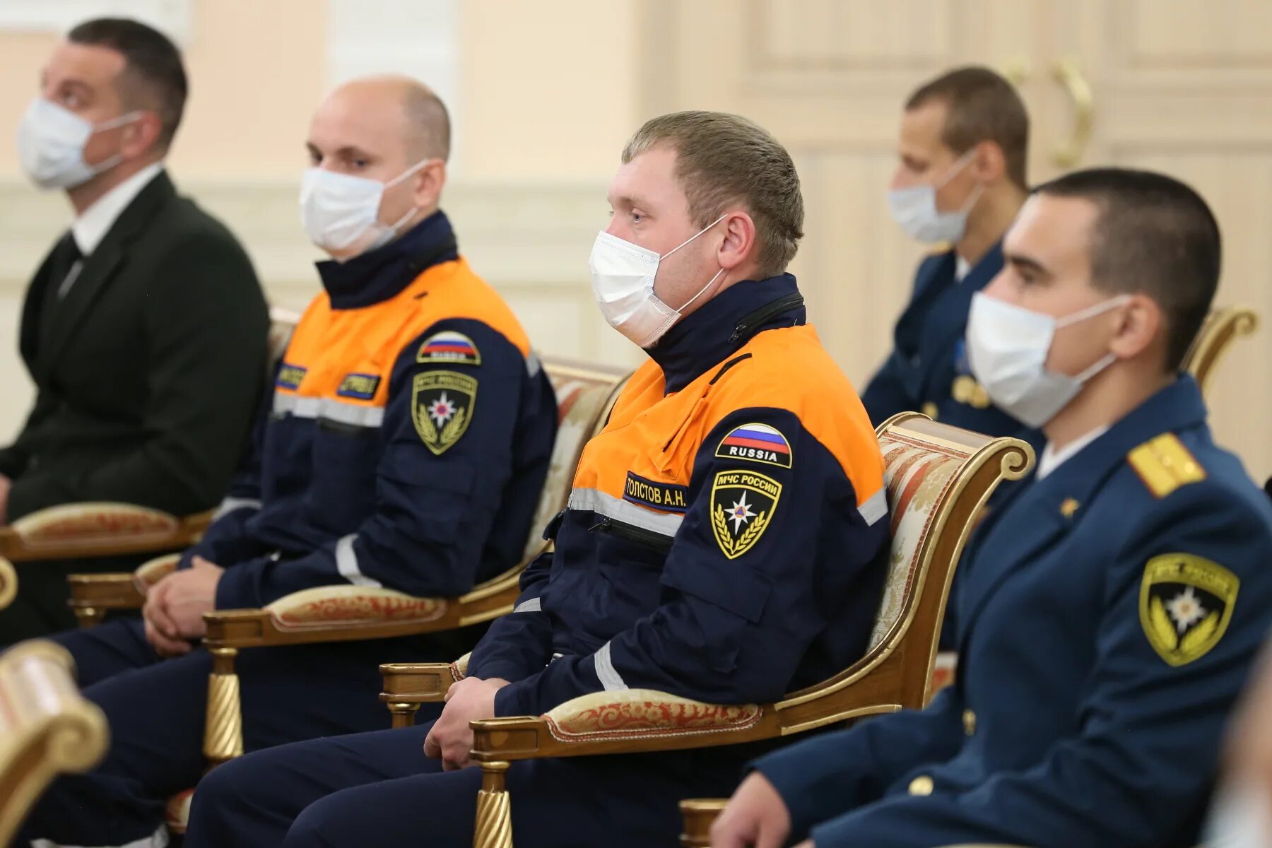 Алексей текслер вручил награды сотрудникам мчс. Награждение медалью мчс. Награждение спасателей мчс. Награждение в мчс россии. Мчс награждение.