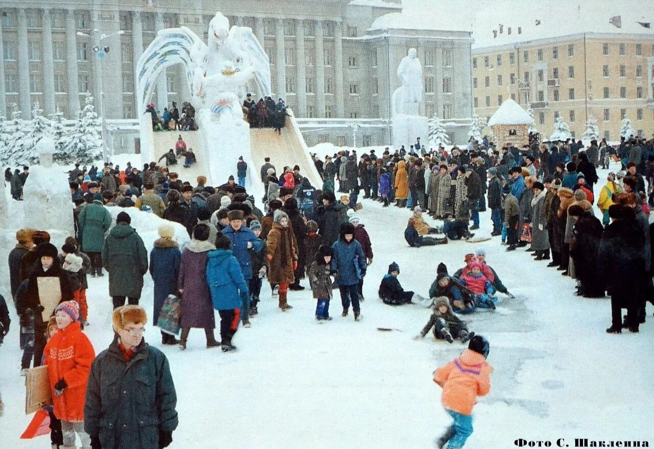 Театральная площадь Киров СССР. Киров Театральная площадь Киров зима 2000. Киров Театральная площадь новый год СССР. Киров 90-е. Киров 1990