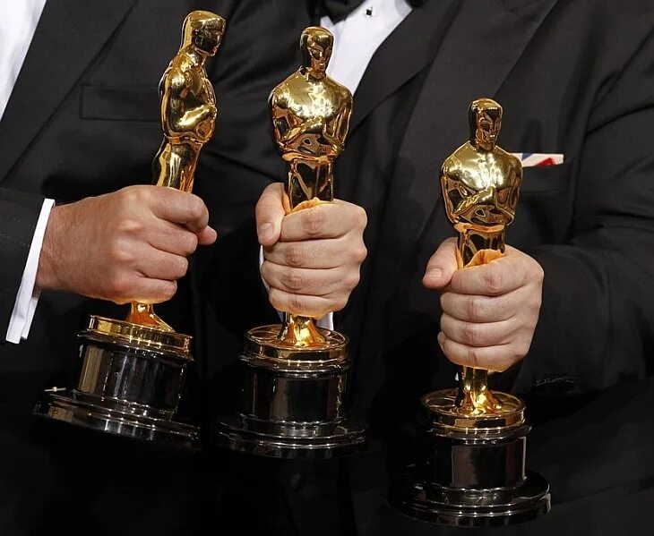 Статуэтка вручения премии. Статуэтка Оскар вручение. Статуэтки Оскар награждение. Оскар в руках.