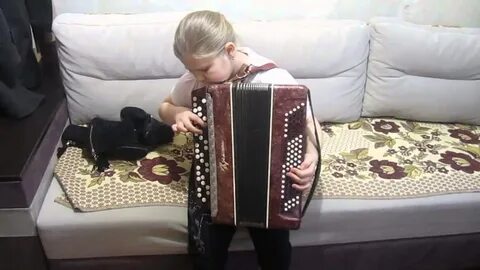 Игра детей на баяне