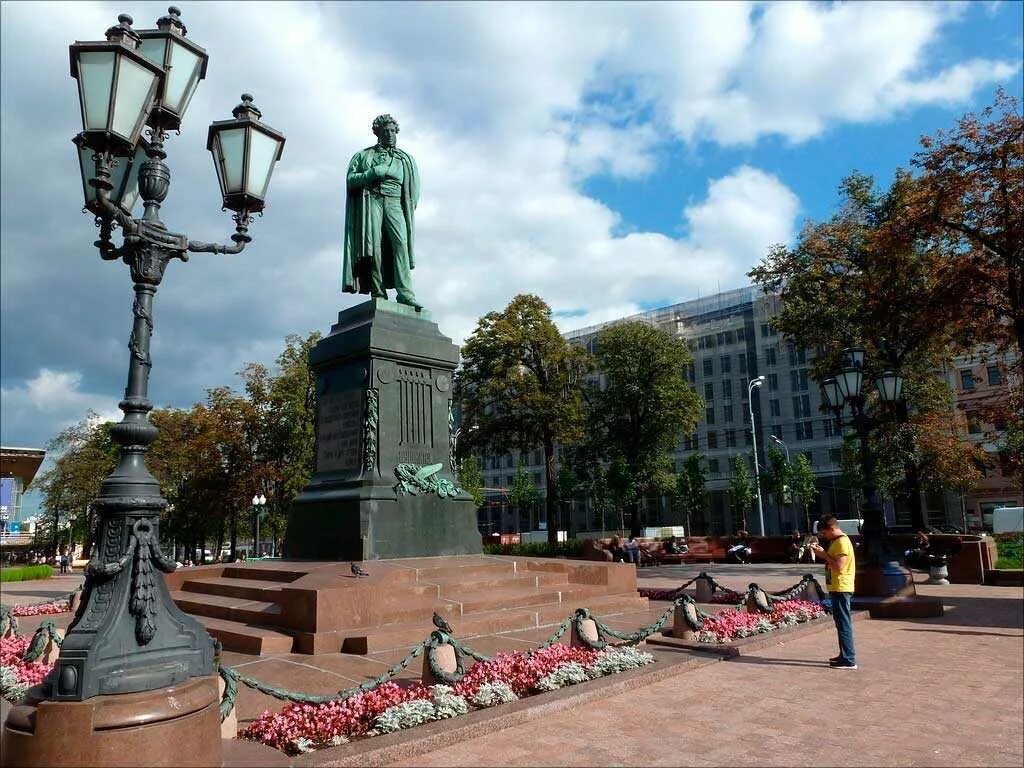 Памятник а с пушкину в москве. Памятник Пушкину на Пушкинской площади. Памятник а. с. Пушкину (Москва, Пушкинская площадь). Памятник Пушкину в Москве на Тверском. Площадь Пушкина в Москве.