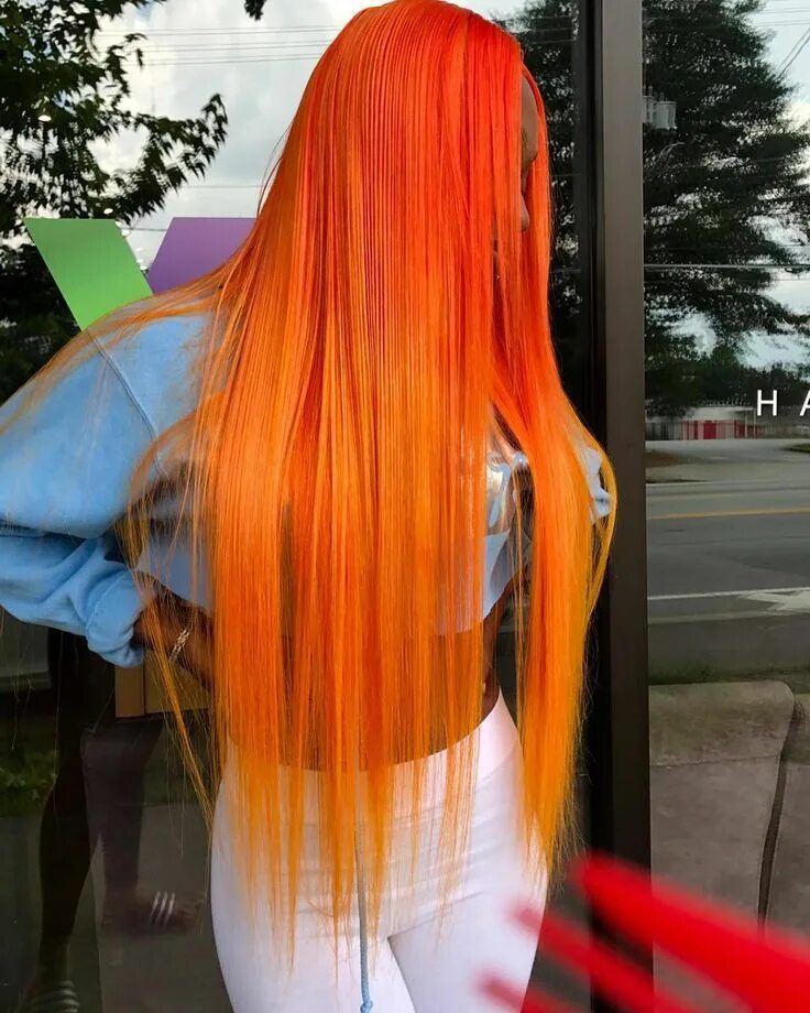Желто оранжевые волосы. Оранжевые волосы. Девушка с оранжевыми волосами. Волосы оранжевые длинные. Длинные волосы с оранжевыми кончиками.