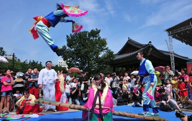 Korean harvest moon festival. Южная Корея Чусок. Чхусок в Корее. Южная Корея праздник Чусок. Праздник Чхусок в Корее.