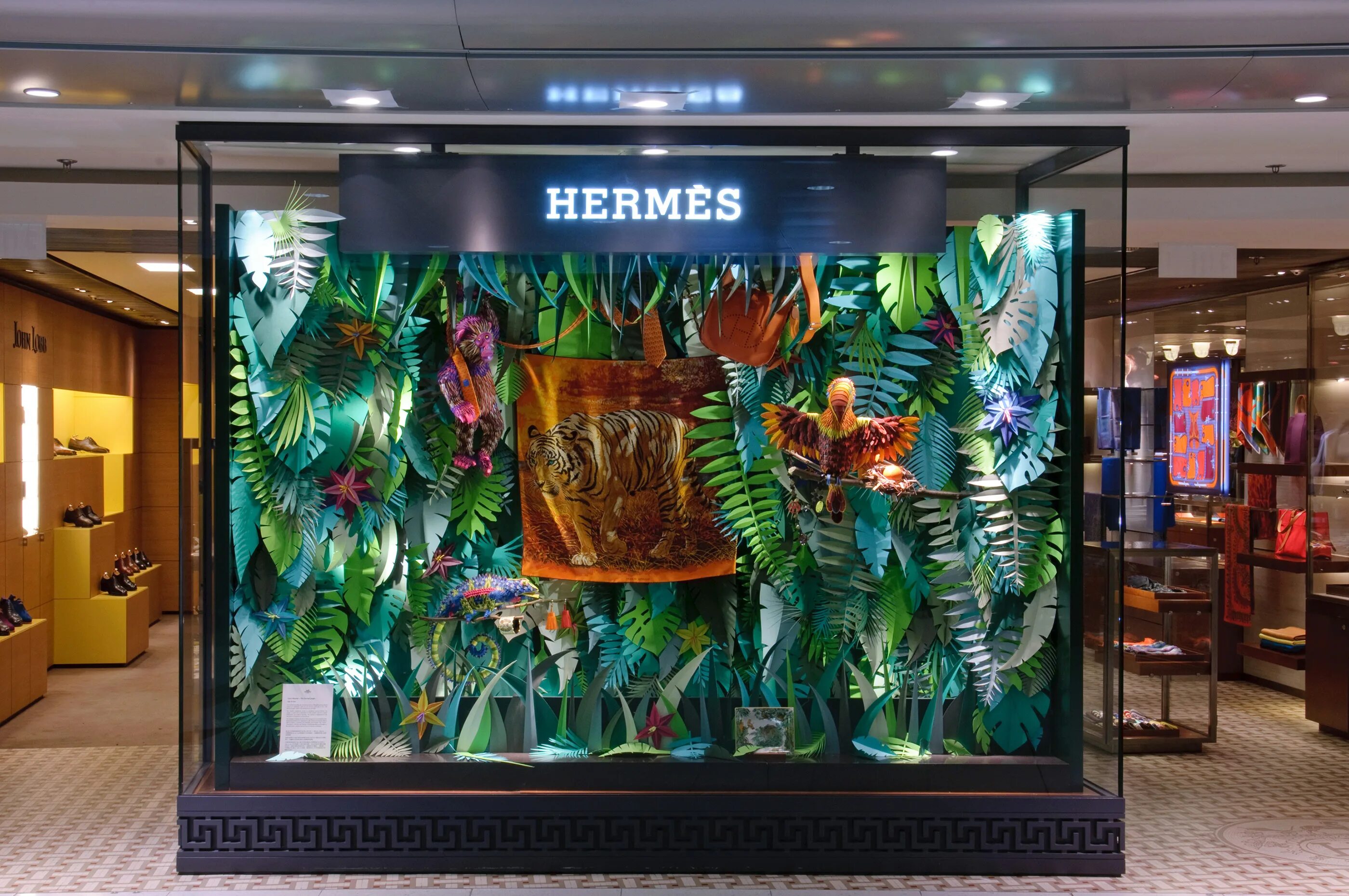 Тропики магазин. Витрины хермес. витрина hermes 2025. витрины магазинов в тропическом стиле. витрина в тропическом стиле.