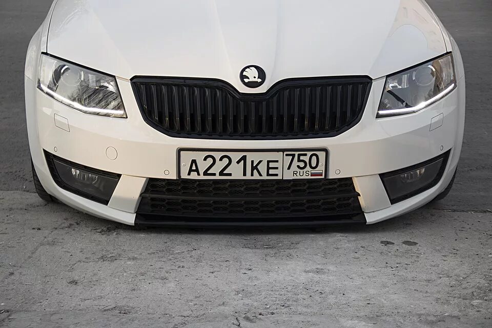 Skoda octavia rs a7 бампера. Бампер Skoda Octavia a7 RS. Черная решетка Skoda Octavia a7 FL.