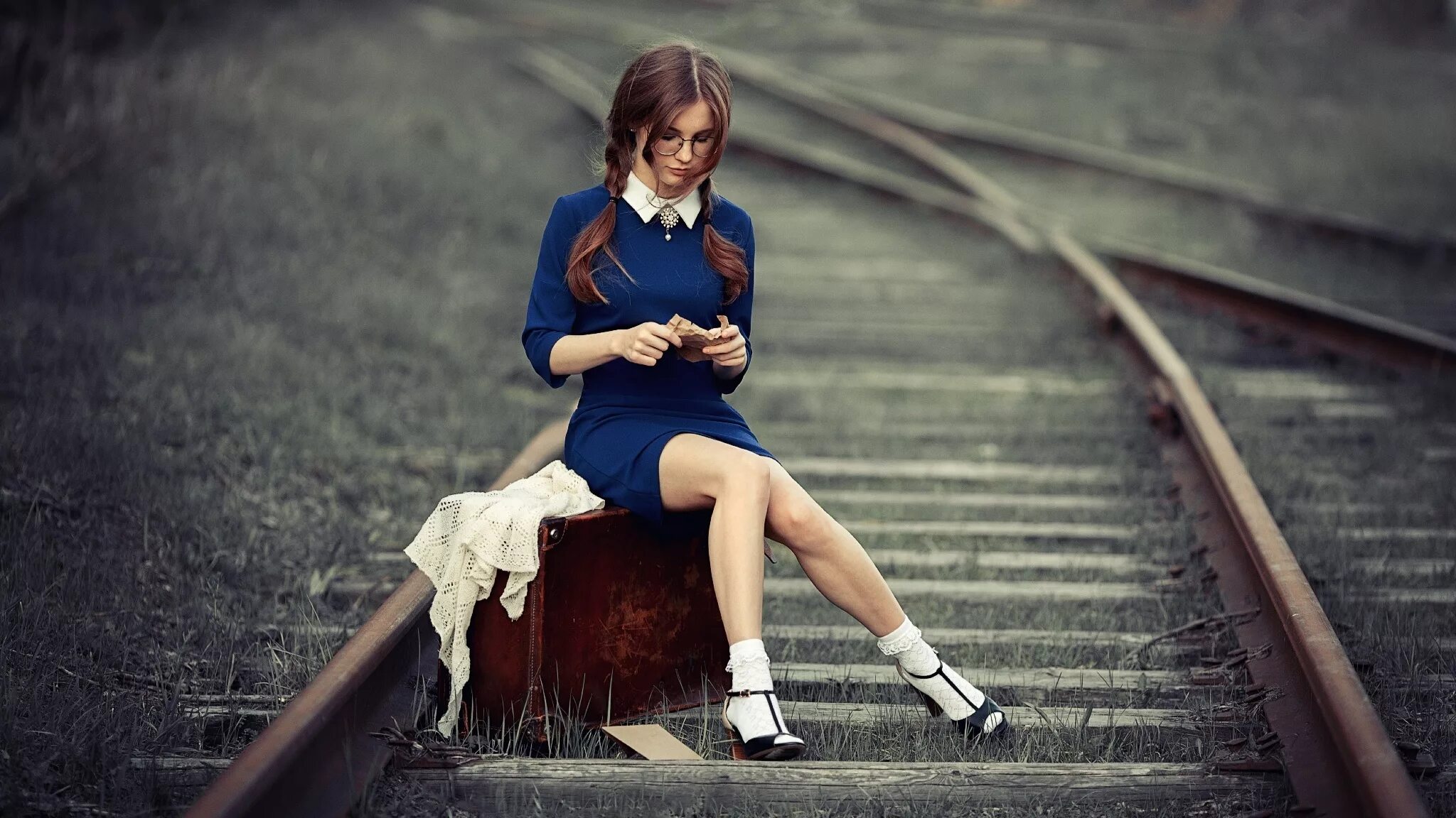 Женщины на железной дороге. Девушка на железной дороге. Девушка на рельсах. Девочка на рельсах. Фотосессия на железной дороге.