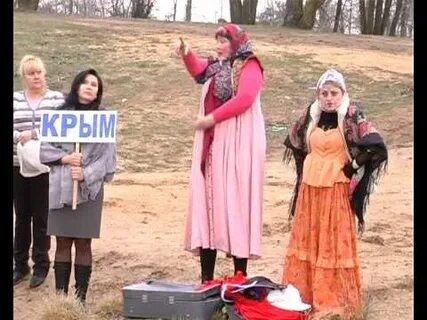 Где то в крыму девушка в розовом