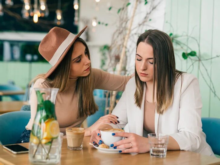 Проиграла в карты. Мужика за столом покерным. Девушка проиграла подругу. Девушка проспорила подруге. Девушка проиграла подругу.