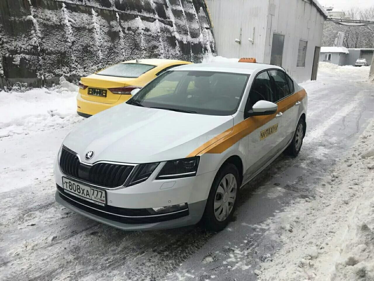 Тойота камри под такси. Фольксваген джетта желтая. Авто под такси отзывы водителей. Hyundai solaris 2017 такси. Камри 70 такси.