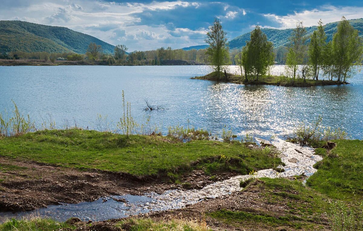 Может ли озеро впадать