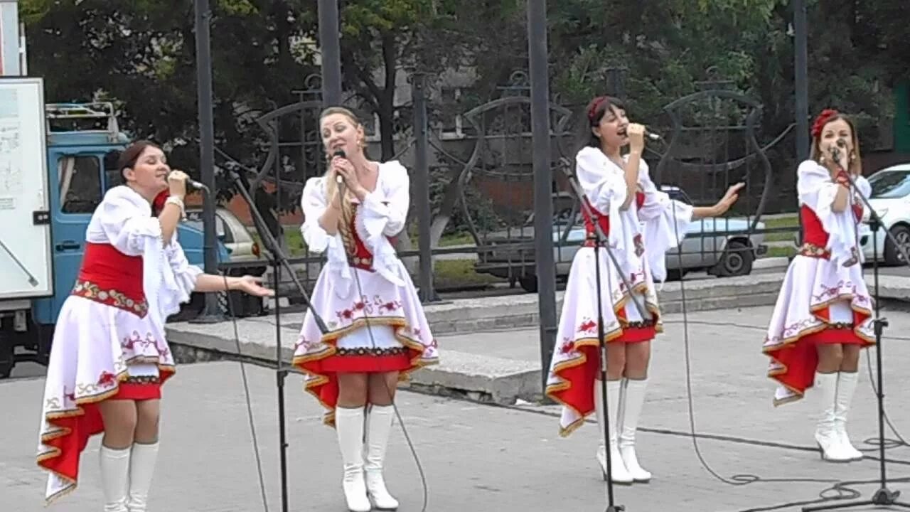 Видео песня гуляй. Вокальный ансамбль Светлица. Ансамбль Светлица старый Оскол. Народные танцы Гуляй россияне. Народных вокальных ансамблей «Светлица».