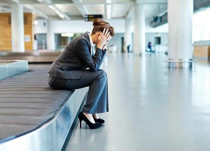 человек с чемоданом. утерянный багаж. чемоданы на ленте в аэропорту. потерялся чемодан. багаж в аэропорту.