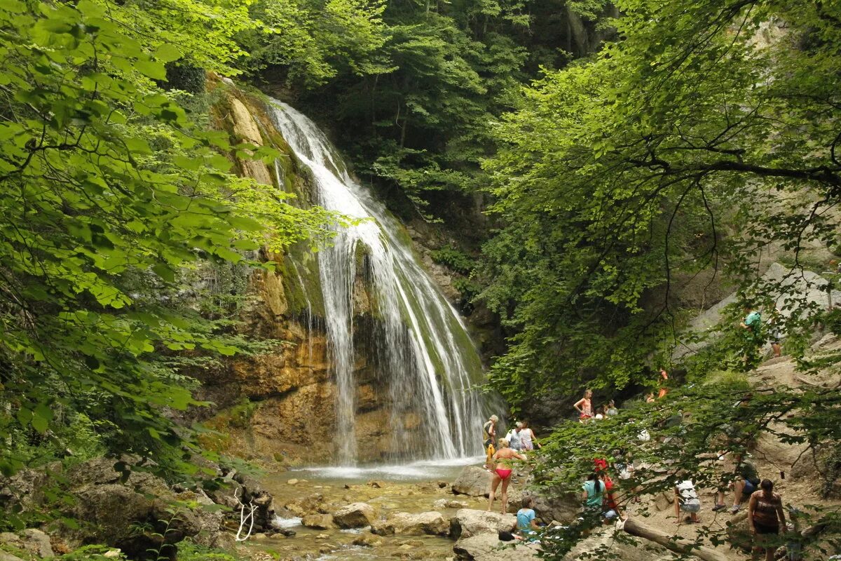 Водопады крыма названия. Водопад Джур Джур. Алушта водопад Джур-Джур. Водопад Джур-Джур (село Генеральское). Водопад Ажур Ажур.