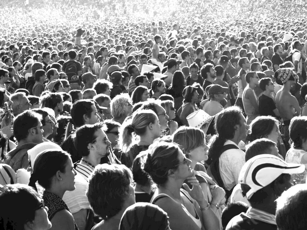 A lot of people come. Человек толпы. Толпа людей в городе. Толпа со спины. Толпа чб.