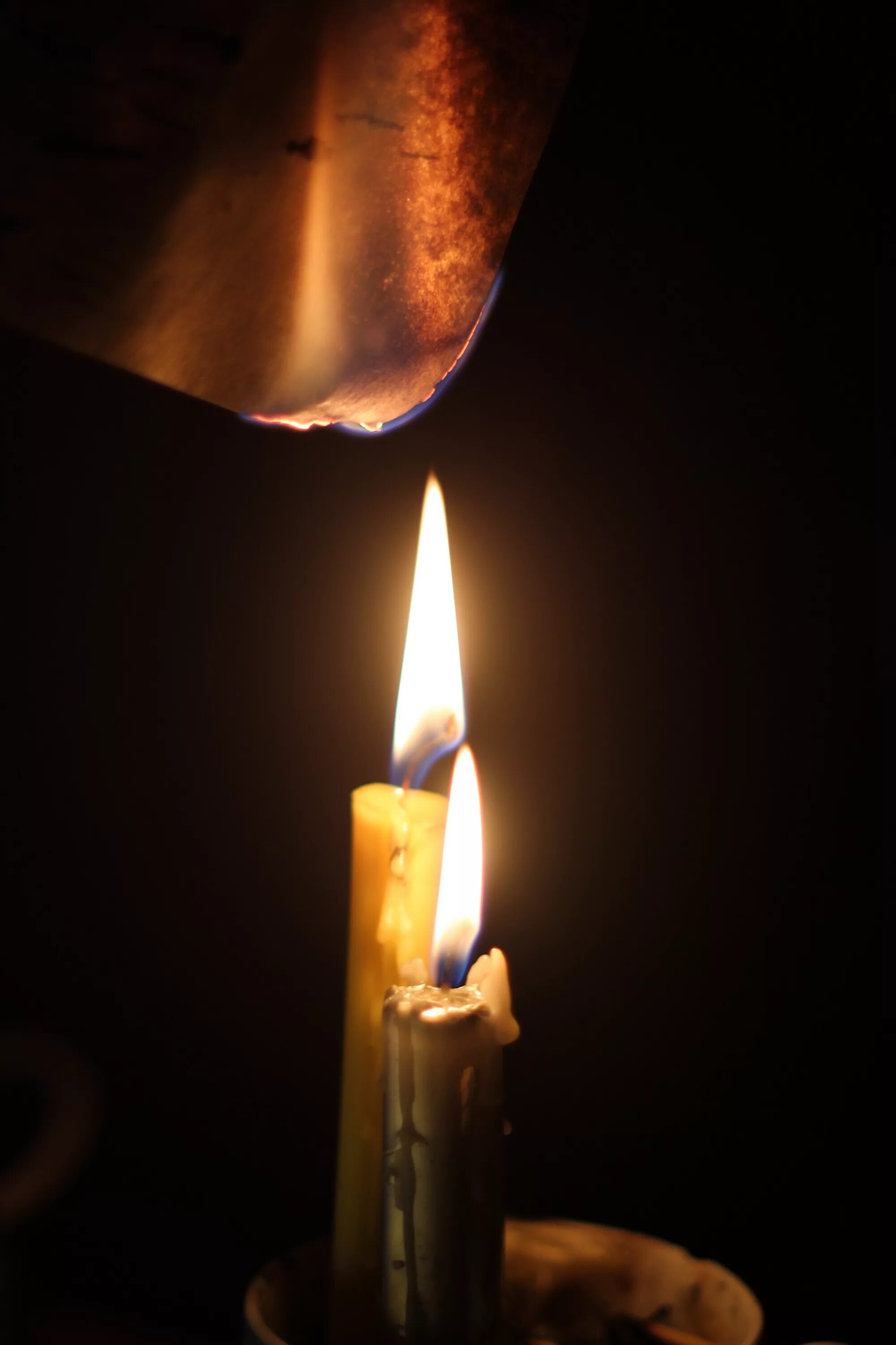 Воск плавится. Сжигание бумаги. Пламя на фитиле. Чем поджигать свечи. Горящие свечи.