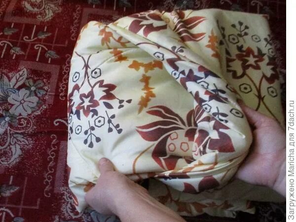 Как свернуть подушку. Сложить подушки одеяло. сложить одеяло компактно в подушку. сложить одеяло компактно. сложить плед в подушку.