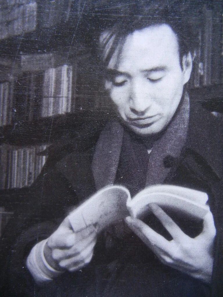 Дадзай Осаму писатель. Osamu dazai писатель. Дадзай Осаму и Сюдзи Цусима. Осаму Дадзай писатель и Дазай.