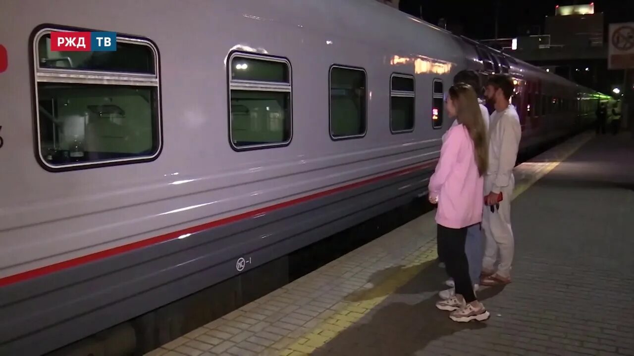 Поезд 10 москва владивосток сегодня. Поезд 002эа москва владивосток. Москва пассажиры на станции. Фирменный поезд русь. 002 поезд плацкарт.