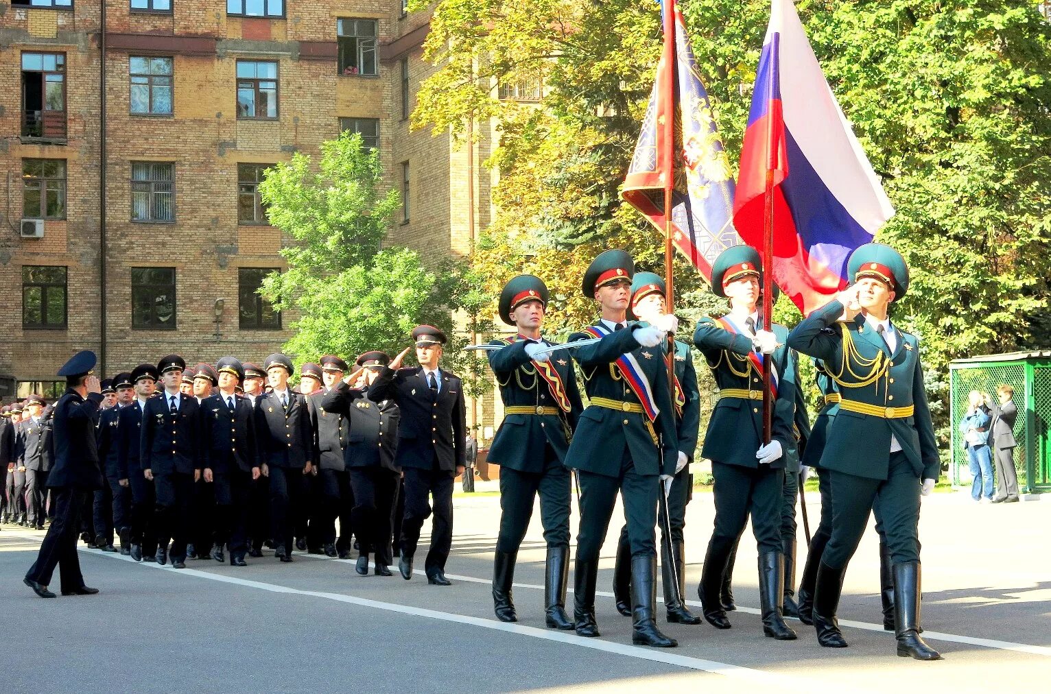 Знамена выносятся. Вынос Знамени. Знаменная группа. Вынос боевого Знамени части. Знаменная группа в школе.