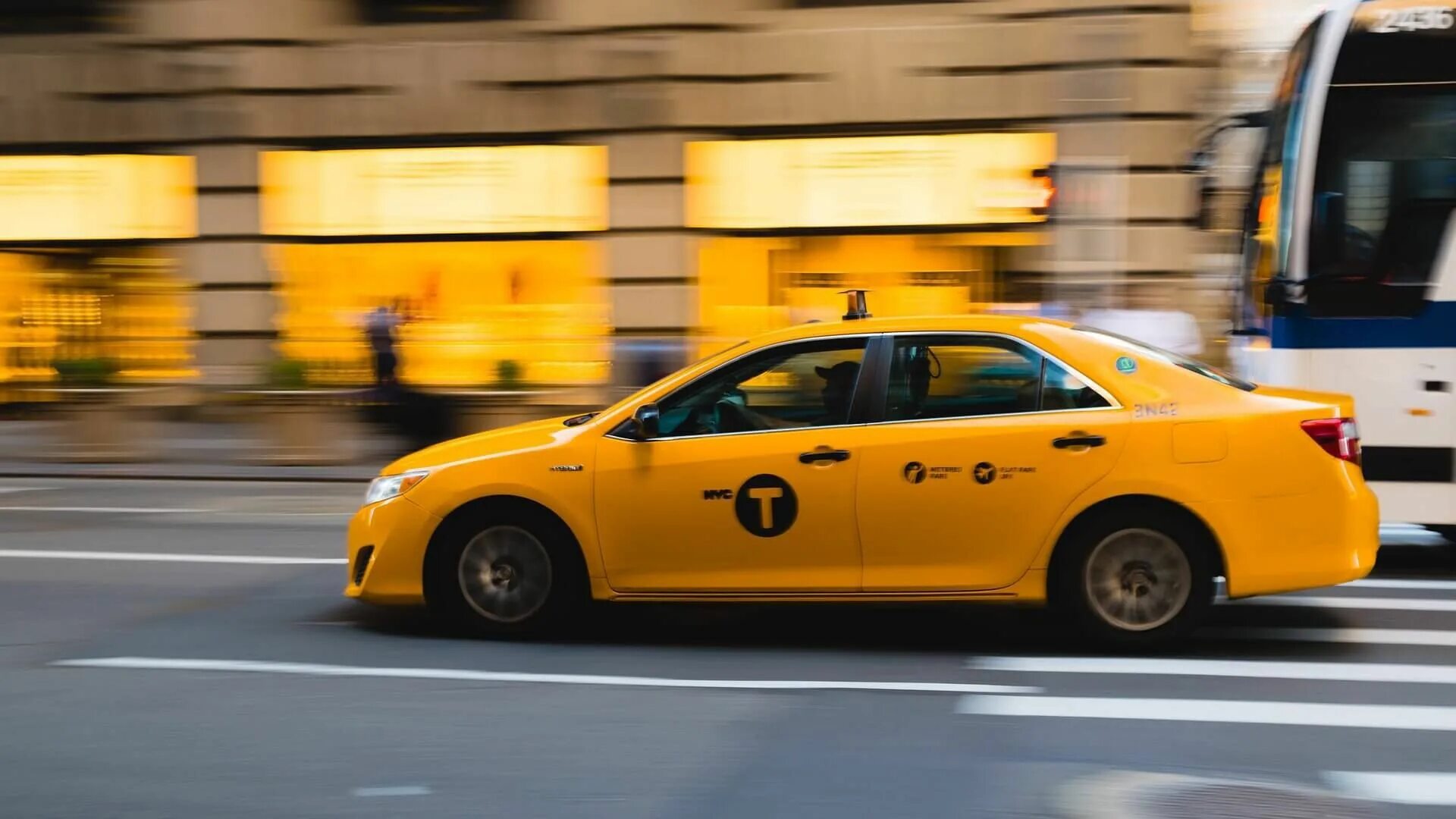 Си дзинь в такси. Yellow peugeot 505 cab in nyc. Машины такси в китае. Си дзинь в такси. Такса в машине.
